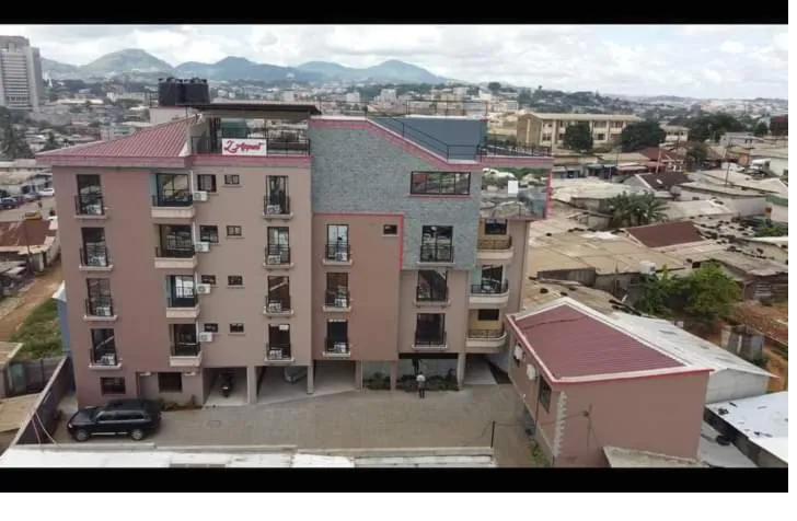 Vue aérienne de la Résidence L'Appart et des collines de Yaoundé